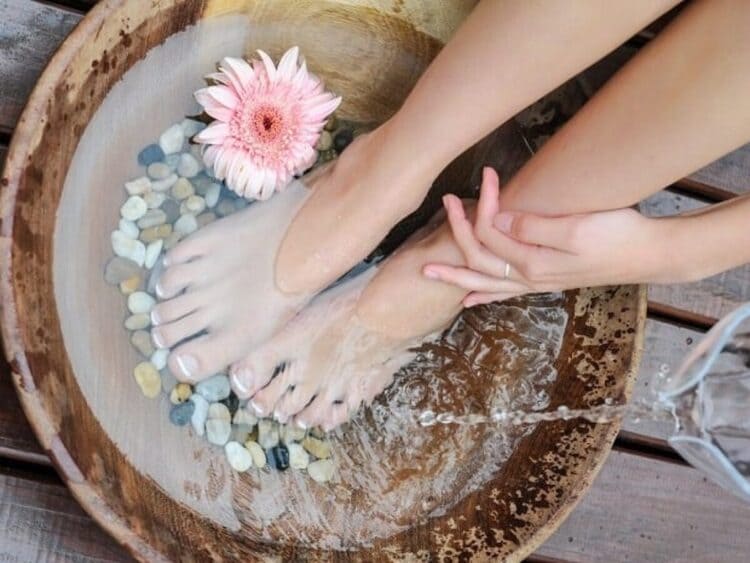 ngam chan nuoc muoi am co tac dung gi 3