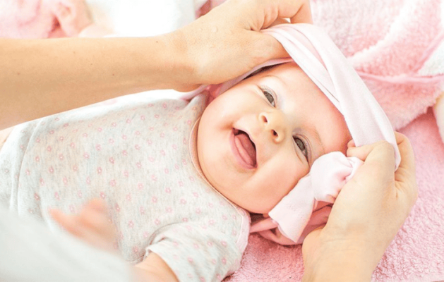 Trẻ bị sốt có nên tắm không? Tắm đúng cách giúp trẻ hạ sốt 3 tre-bi-sot-co-nen-tam-khong-3